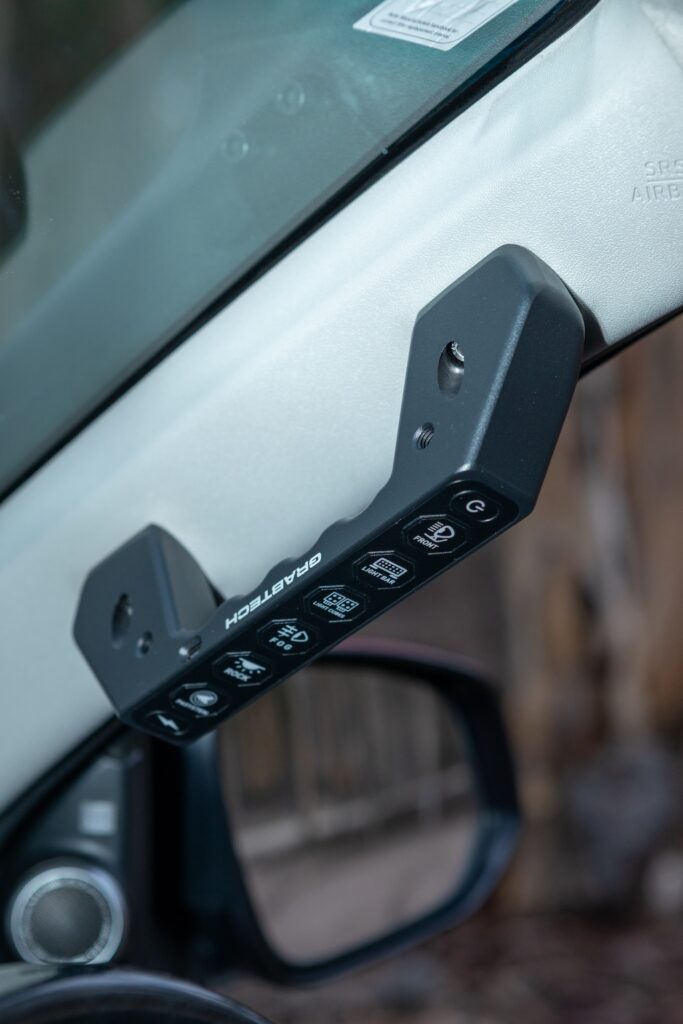 4WD light bar switch controller for clean auxiliary lighting control