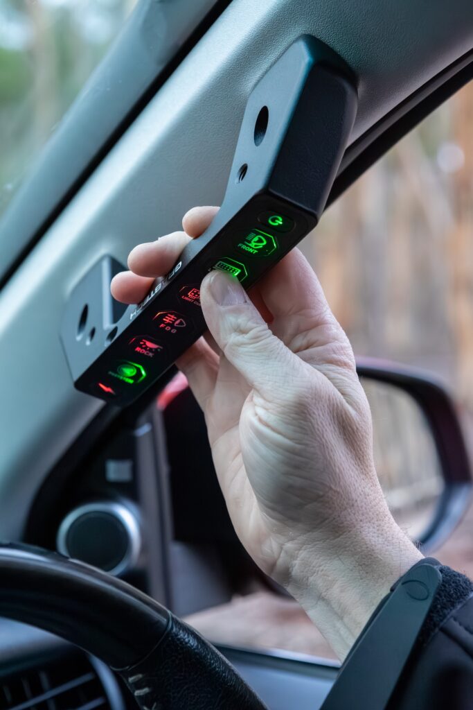 Wireless auxiliary switch panel for 4WD lights, compressors and accessories