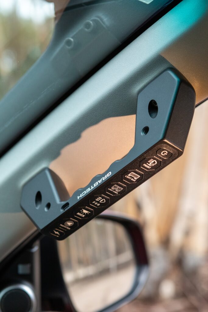 Wireless switch panel for controlling 4WD driving lights and light bars