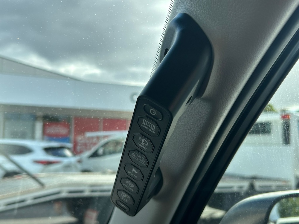 GrabTech-Integrated-Wireless-Grab-Handle-Switch-Panel-Australia-LC150-R5